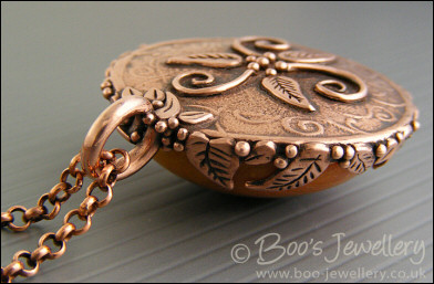 Faux amber cabochon and leaf theme pendant