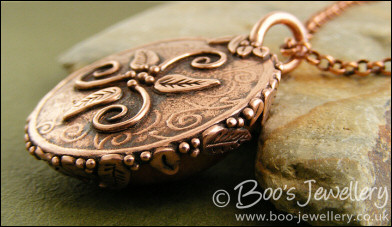 Faux amber cabochon and leaf theme pendant