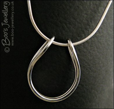 Sterling silver polished horseshoe loop pendant