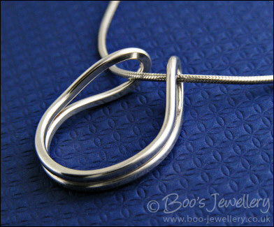 Sterling silver polished horseshoe loop pendant